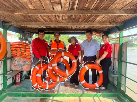 Trao phao áo cứu sinh cho Đội phòng ngừa ứng phó thảm hoạ tại xã Tân Thạnh, huyện Thới Lai (Cần Thơ)