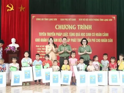 Phụ nữ Công an nhân dân tặng quà cho trẻ em nghèo biên giới Lạng Sơn