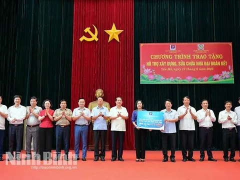 Ninh Bình: Trao tặng kinh phí xây dựng, sửa chữa nhà Đại đoàn kết tại huyện Yên Mô