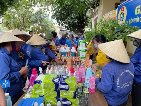 Ấm áp 'Phiên chợ giá 0 đồng' hỗ trợ công nhân khó khăn