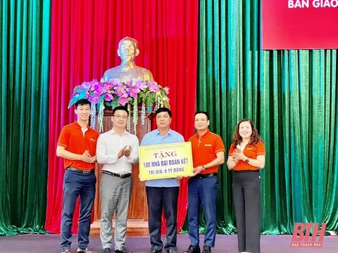 Bàn giao 100 ngôi nhà 'Đại đoàn kết' cho hộ nghèo huyện Mường Lát
