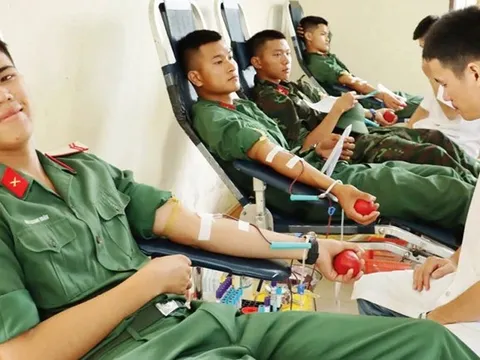 Cán bộ, chiến sĩ Bộ Chỉ huy Quân sự tỉnh Thừa Thiên - Huế hiến giọt máu đào - trao niềm hy vọng
