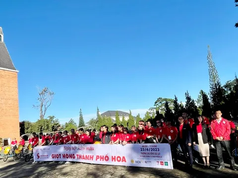 80 tình nguyện viên Hành trình đỏ diễu hành xe đạp hoa