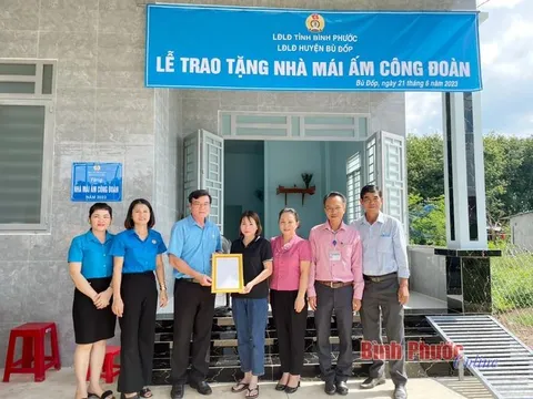 LĐLĐ tỉnh Bình Phước trao nhà 'Mái ấm Công đoàn' và nhà 'Mái ấm tình thương'
