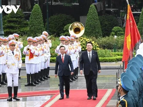 Việt Nam bắn đại bác chào mừng Tổng thống Hàn Quốc và Phu nhân