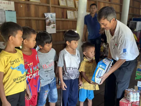 Trao sữa cho người già và trẻ em tại xã Vĩnh Thịnh, huyện Vĩnh Thạnh (Bình Định)