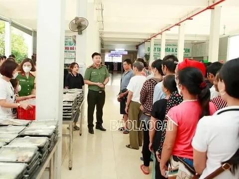 'Hành trình cuối tuần yêu thương' mang cơm đến cho người nghèo