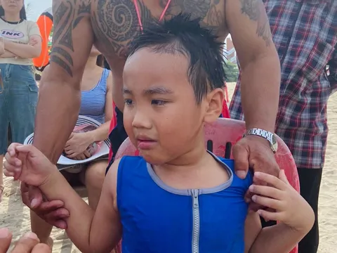 Cháu bé 6 tuổi may mắn được cứu sống tại bãi biển Sầm Sơn
