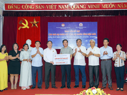 Trao 615 triệu đồng hỗ trợ làm Nhà Đại đoàn kết cho hộ nghèo Điện Biên