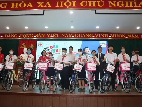 Đà Nẵng: Tặng xe đạp cho học sinh nghèo hiếu học tại Chương trình ‘Cùng em đến trường’