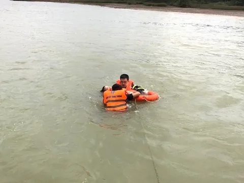 Hy hữu: Người phụ nữ được cứu sống sau gần 1 tiếng nhảy cầu Bến Thủy