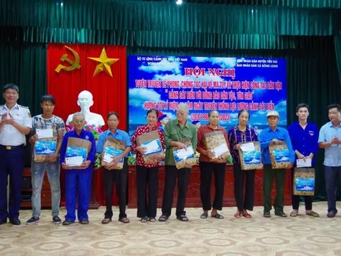 Cảnh sát biển phổ biến pháp luật, tặng quà giáo dân huyện Tiền Hải