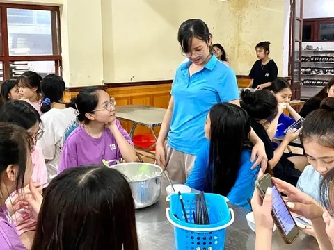 Thầy cô vùng cao xin gạo, thịt nấu cháo đêm tiếp sức cho trò thi tốt nghiệp