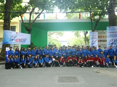 Thi tốt nghiệp THPT 2023: Xúc động hình ảnh tiếp sức cho sĩ tử trong ngày thi