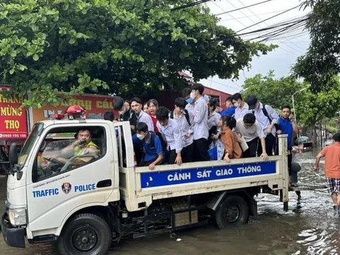 CSGT dùng xe chuyên dụng đưa thí sinh qua điểm ngập để kịp giờ thi
