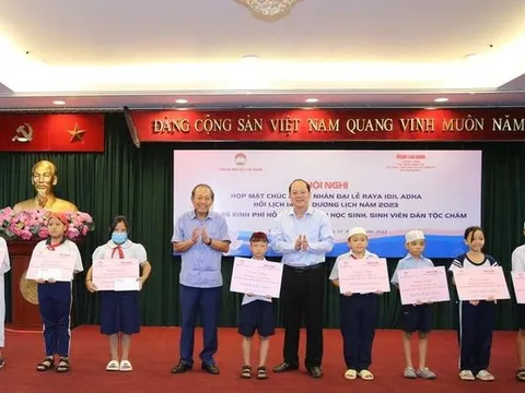 Trao tặng 112 suất kinh phí hỗ trợ học tập cho học sinh, sinh viên dân tộc Chăm