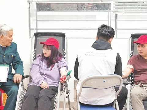 Gia đình ba thế hệ cùng tham gia hiến máu