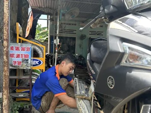 Chàng thanh niên gần 10 năm sửa xe, vá xe miễn phí cho người dân