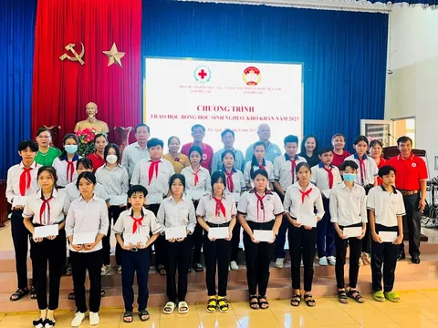 Bến Tre: Trao 20 suất học bổng cho các em học sinh hiếu học