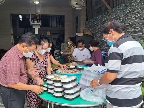 Những suất cơm trưa ấm lòng sĩ tử