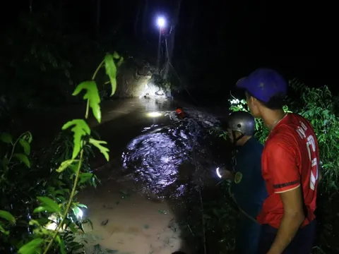 Xuyên đêm tìm kiếm bé trai bị nước cuốn mất tích