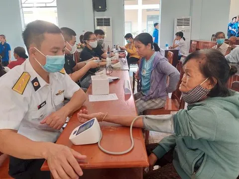 Khánh Hòa: Khám bệnh, tặng quà cho 200 người dân khó khăn tại TP. Cam Ranh