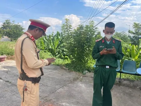 Quên thẻ dự thi, thí sinh được Cảnh sát giao thông Đà Nẵng hỗ trợ di chuyển bằng ô tô đặc chủng