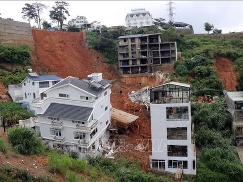 Tìm thấy thi thể hai vợ chồng bị vùi lấp trong vụ sạt lở kinh hoàng trong đêm ở Đà Lạt