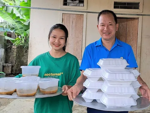 Vợ chồng thầy giáo vùng cao đi chợ, nấu cơm 'tiếp lửa' cho các sĩ tử