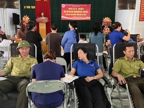 Tiếp nhận hàng trăm đơn vị máu của các tình nguyện viên Quảng Bình