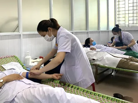 Hơn 120 cán bộ, viên chức Bệnh viện Đa khoa khu vực Quảng Nam tham gia hiến máu