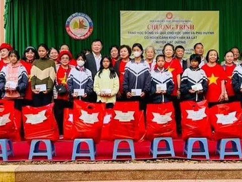 Lâm Đồng: Trao quà và học bổng tặng học sinh hoàn cảnh đặc biệt khó khăn, học sinh dân tộc thiểu số