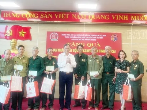 Lào Cai: Tặng quà cho nạn nhân chất độc da cam có hoàn cảnh khó khăn tại huyện Văn Bàn