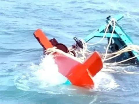 Cứu sống 5 ngư dân bị chìm tàu trên biển Kiên Giang