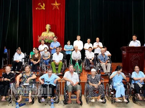 Ninh Bình: Tặng 360 xe lăn, xe lắc, khung tập đi cho người có công, người khuyết tật