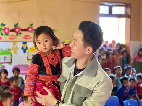 Thầy giáo bỏ phố về quê, miệt mài 'cõng chữ lên non'