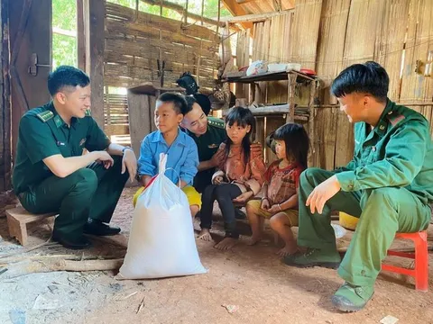 Chung tay chăm lo cho trẻ em khu vực biên giới