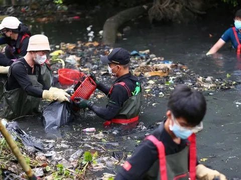 Nụ cười trên dòng kênh đen