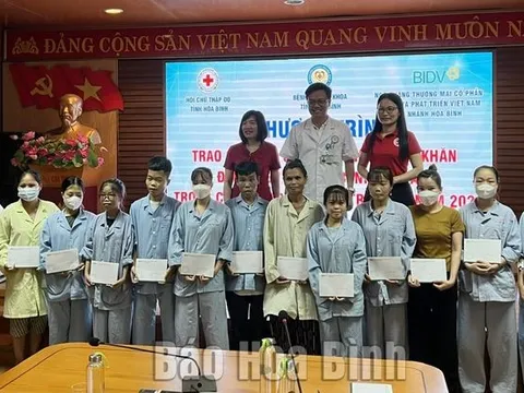 Ban chỉ đạo Vận động hiến máu tình nguyện tỉnh Hòa Bình: Tặng quà cho bệnh nhân có hoàn cảnh khó khăn