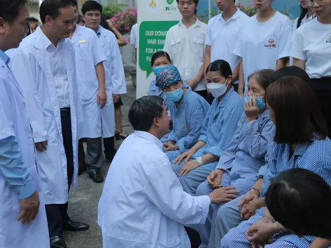Thứ trưởng Trần Văn Thuấn thăm, tặng quà bệnh nhân ung thư tại Tuyên Quang