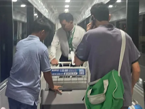 Bị hoãn gần nửa tiếng, 159 khách vẫn vui vẻ khi biết máy bay chờ chở trái tim