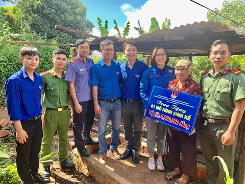 Gia Lai: Tặng quà và khám, phát thuốc miễn phí cho người có công ở xã Ia Phìn