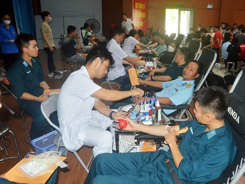 Cán bộ, chiến sĩ Trung đoàn 280 hiến tặng hơn 40 đơn vị máu