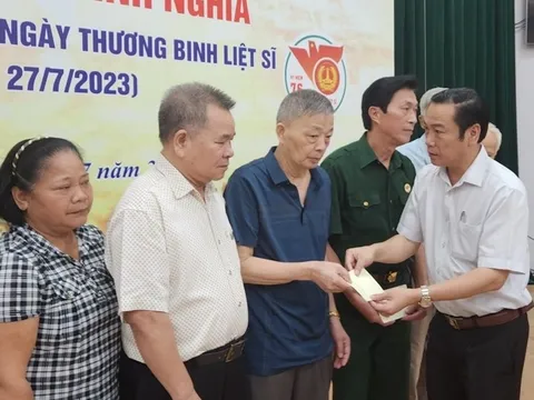 Chương trình 'Màu hoa đỏ' trao quà tặng các gia đình chính sách nhân ngày Thương binh Liệt sĩ
