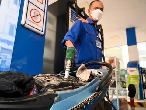 Hôm nay (11/7), giá xăng đảo chiều tăng nhẹ, RON 95-III ở mức 21.490 đồng/lít