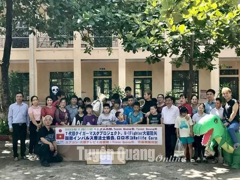 Tặng quà cho học sinh khuyết tật thành phố Tuyên Quang