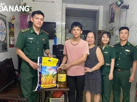Đà Nẵng: Thăm, tặng quà cho các học sinh có hoàn cảnh khó khăn