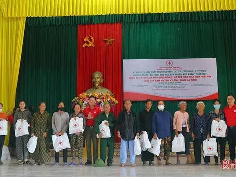 Hà Tĩnh: Hỗ trợ hơn 235 triệu đồng cho học sinh nghèo, gia đình chính sách tại Kỳ Anh