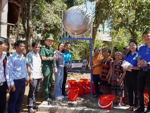 Bàn giao công trình dân sinh, tặng quà, khám chữa bệnh cho nhân dân khu vực biên giới