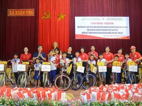 Trao xe đạp cho học sinh và nhiều suất quà cho ngư dân ở Nghi Xuân, Hà Tĩnh